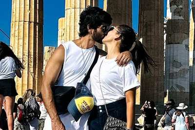 Shahid Kapoor Shares a Passionate Kiss With Mira Kapoor As He Wishes Wife ‘Happy Anniversary’