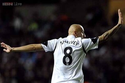 Liverpool go top despite draw at Swansea