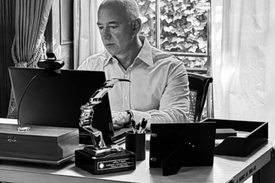 Jeff Bezos Swears By Humble Door Desk From Early Days, Shares Girlfriend Lauren Sanchez