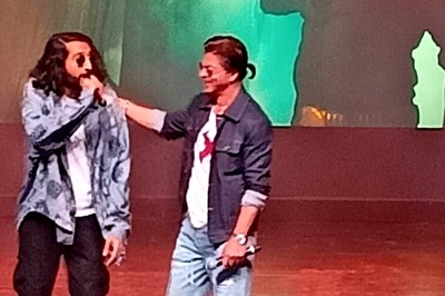 Shah Rukh Khan Grooves To Young Shahrukh With Tesher on SRK Day, Video Goes Viral; Watch