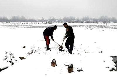 Kashmir Valley Cut Off Due to Snowfall, Rough Weather