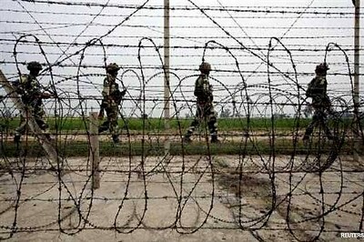 Pakistan troops violate truce, target Indian forward posts