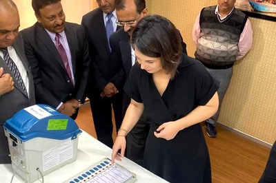 CEC Rajeev Kumar Demonstrates How to Use EVMs to German Foreign Minister Baerbock