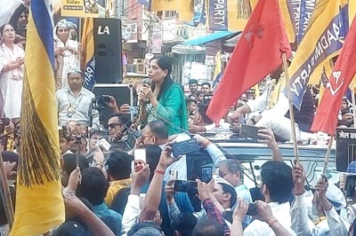 Sunita Kejriwal's First Day, First Show Houseful in East Delhi as Delhi CM's Wife Asks Voters to 'Defeat Tanashahi'
