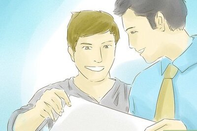 How to Find Weekend Employment While Attending College