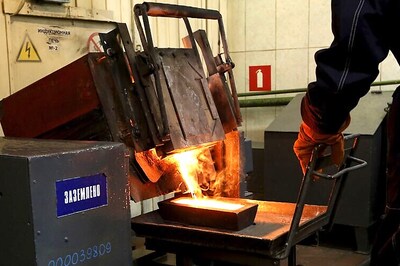 Gold dives to five-year low as China selling triggers stop-loss orders