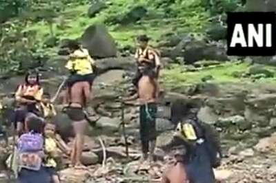 Maharashtra School Children Cross River to Reach School, Locals Urge Govt to Build Bridge | Watch