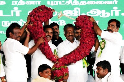 AIADMK LIVE: I-T Dept Raids Properties of Pro-Dinakaran MLA in TN's Karur