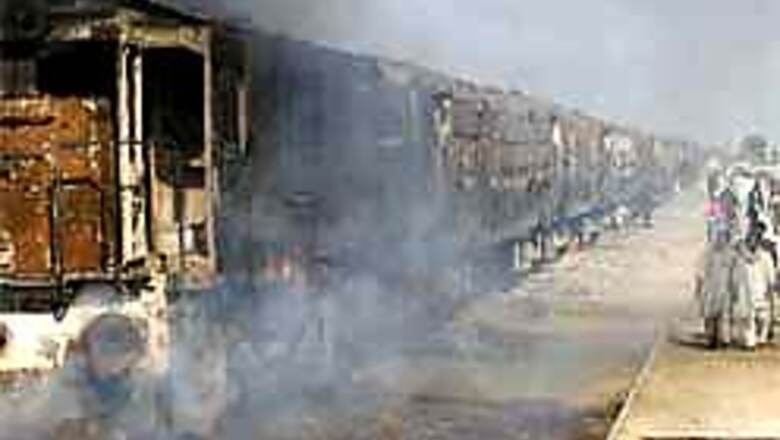 Benazir laid to rest, Pak erupts in unrest | Details
