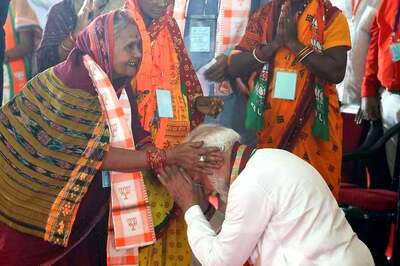 PM Modi Touches the Feet of 66-Year-Old 'Best from Waste' Champion Kamala Moharana in Odisha Rally