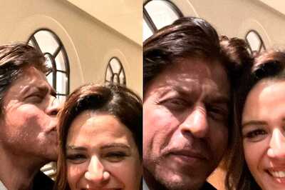 Shah Rukh Khan Plants A Kiss On Mona Singh's Head At His 58th Birthday Bash; Photos Goes Viral