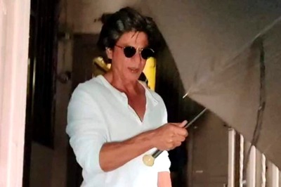 Shah Rukh Khan's Umbrella Chronicles Continue But This Time Cameras Manage To Catch Glimpse; Watch