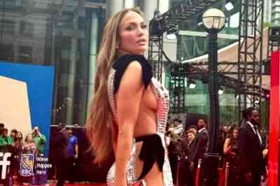 Jennifer Lopez Flaunts Her Hot Body In Slit Dress, Calls Herself 'Unstoppable' Amid Ben Affleck Divorce