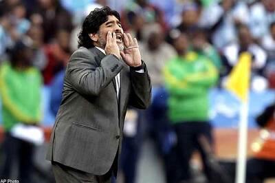 Report: Maradona to continue as coach