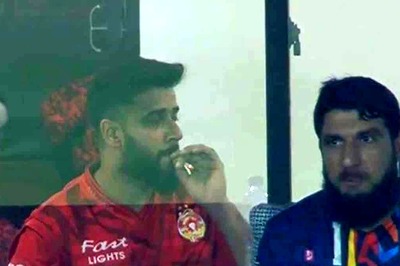 Imad Wasim Caught Smoking on Camera During PSL Final Between Islamabad United and Multan Sultans: Watch Video