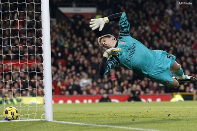 Wenger says United pitch 'not good enough'