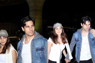 Sidharth Malhotra, Kiara Advani Dish Out Major Couple Goals As They Walk Hand-in-Hand At The Airport; Watch