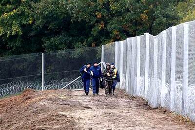 Europe: Hungary shuts off migrant route from Croatia