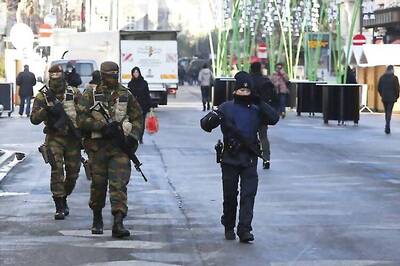 Brussels on high alert as police hunt Paris attack fugitive