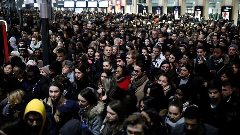 Protests Over Pension Reform Plans Continue in France, Hundreds of Thousands Take to Streets