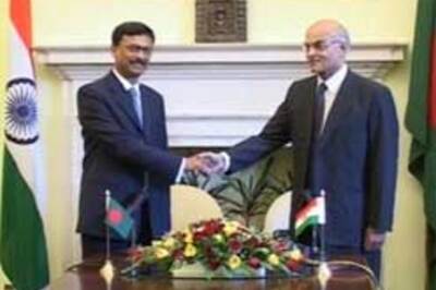 India-B'desh foreign secretaries meet, talk terror