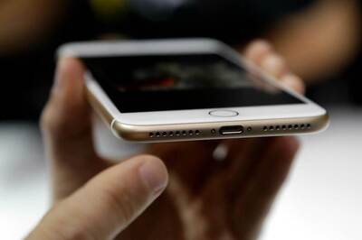 Robbers Throw Chilli Powder at Truck Driver, Flee With 950 iPhone 7s