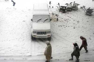 Heavy snowfall lashes Kashmir