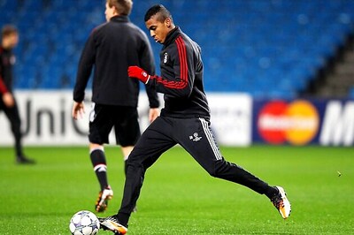 Bayern midfielder Gustavo undergoes groin surgery