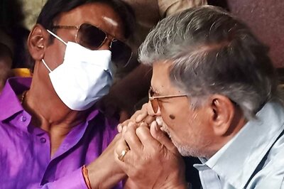 Director SA Chandrasekhar Visits Vijayakanth, Wishes Him His Wedding Anniversary