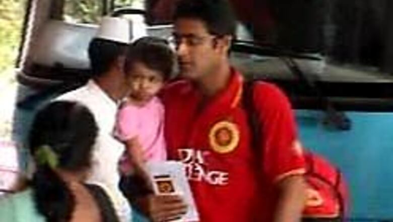 Dravid, Kumble land in Jaipur with families for IPL match