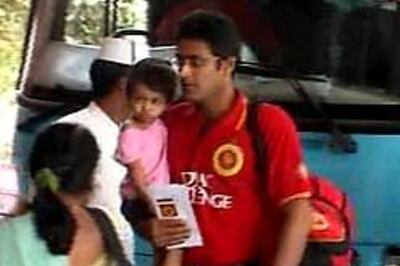 Dravid, Kumble land in Jaipur with families for IPL match