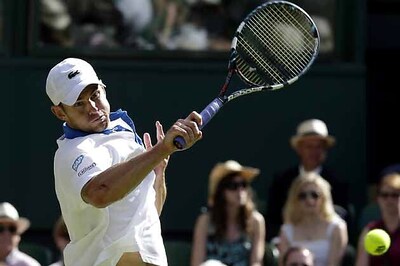 Roddick out, Tsonga advances in London