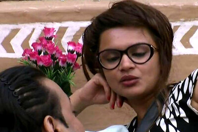 Bigg Boss 6: Santosh flirts with Aashka