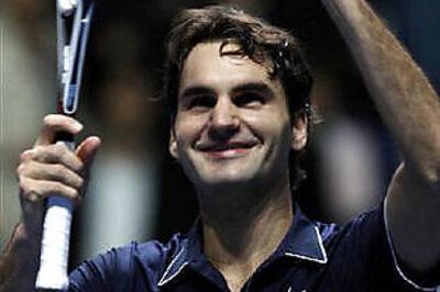Federer crushes Murray to end year on top