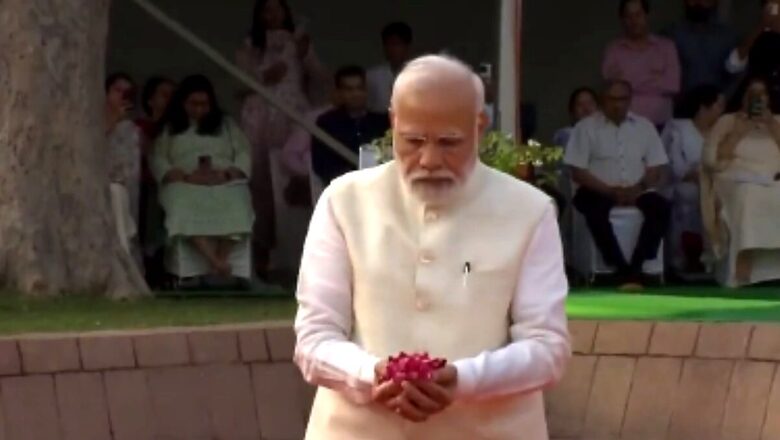 Gandhi Jayanti: PM Modi Pays Tributes at Rajghat; Cong To Take Out 'Bharosa Yatras' in Chhattisgarh