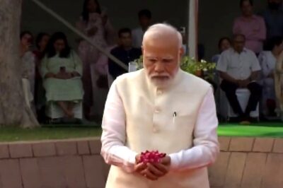 Gandhi Jayanti: PM Modi Pays Tributes at Rajghat; Cong To Take Out 'Bharosa Yatras' in Chhattisgarh