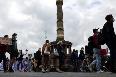Thieves Steal Copper Plates from Entrance Buildings of Berlin's Victory Column