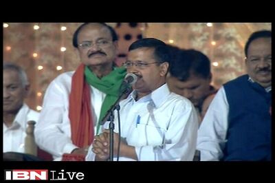 Kejriwal seeks Sri Sri's assistance in cleaning Yamuna river