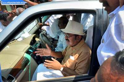 AIADMK Live: No Talks Without Ouster of Sasikala Family, Says OPS Camp