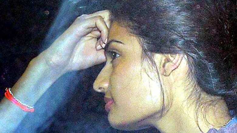 Snapshot: Suniel Shetty's daughter Athiya looks like she's camera shy