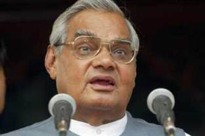 Manmohan praises Vajpayee, ticks off BJP