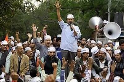 LS polls: Kejriwal's road show in East Delhi draws big crowds