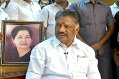 AIADMK MLA Walks Out of Resort During Sasikala Visit, Joins Team OPS
