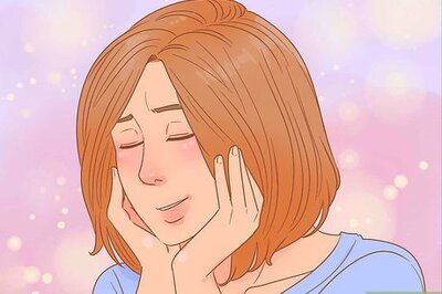 How to React when Your Boyfriend Kisses You in Front of Your Friends