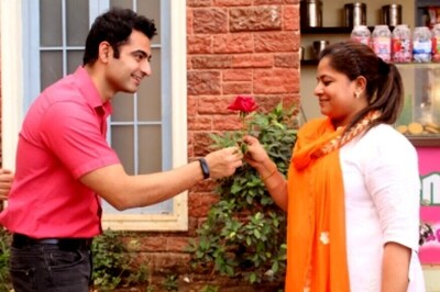 Women's Day: TV Actor Harshad Arora Gifts Roses to Every Woman on Set of Tera Kya Hoga Alia