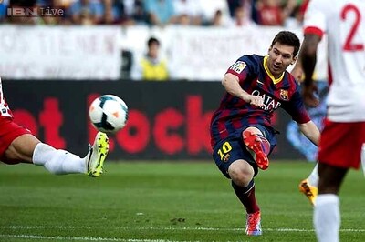 Lionel Messi scores before injury in Barcelona win