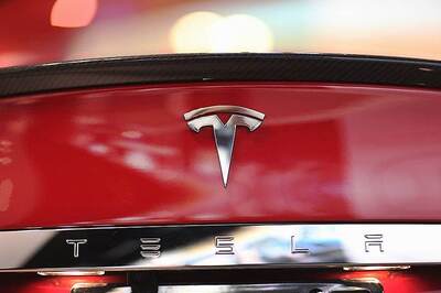 Tesla Posts Another Loss, But Says on Track for Future Deliveries