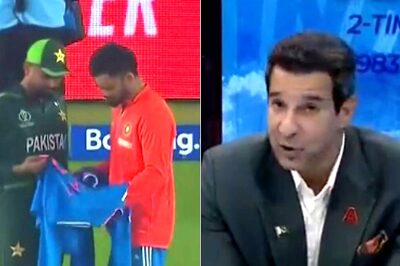 'Chacha ke Bete ne Bola ki Kohli ki T-shirt Chahiye...': Akram Loses Cool as Babar Receives IND Jersey - WATCH