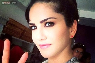 Snapshot: Sunny Leone shows a victory sign as she shoots for 'Tina and Lolo'