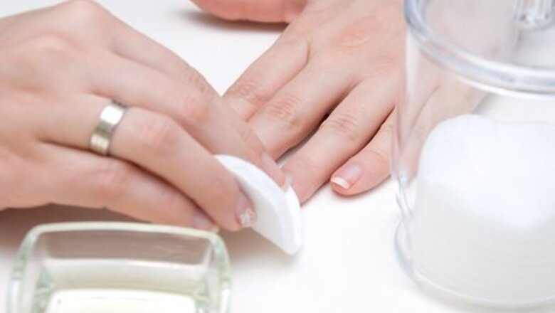 How to Apply Nail Polish Neatly
